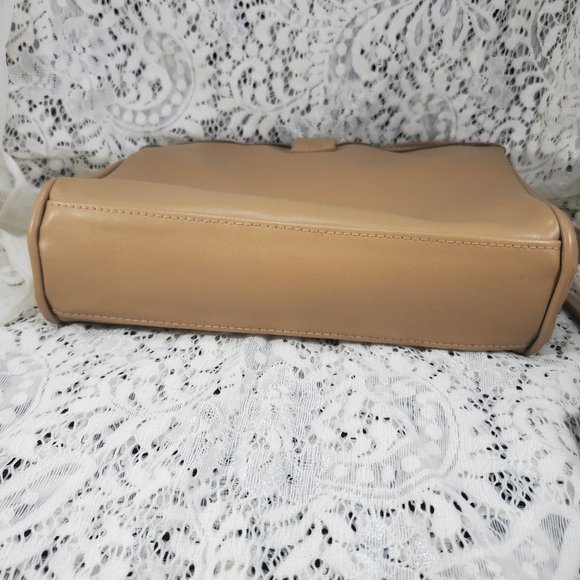 Liz Claiborne tan crossbody purse with light green fabric lining - Picture 11 of 15